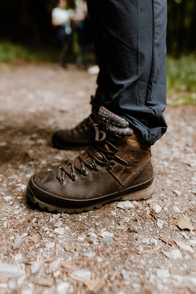 Ein Wanderschuh auf einem Waldweg