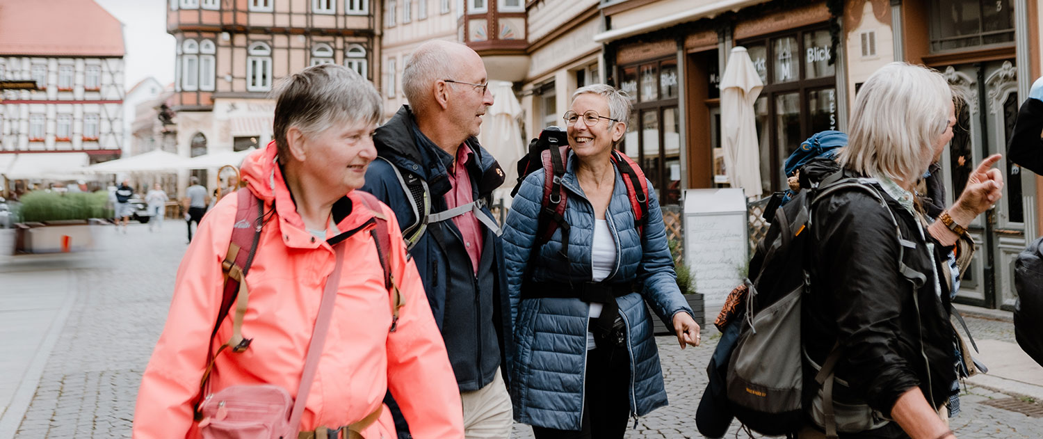 Eine Gruppe von Pilgernden ist im Gespräch miteinander